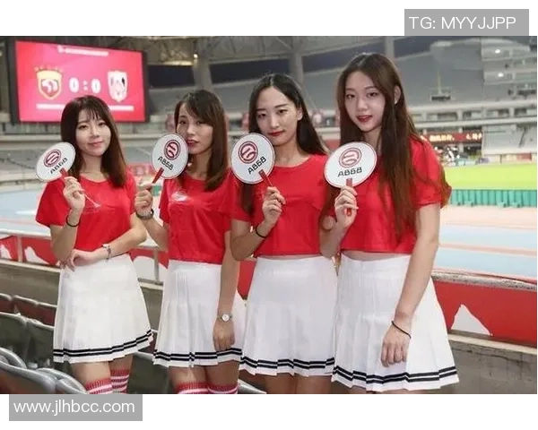 足球场上女球迷聚焦球星瞬间激情洋溢的时刻